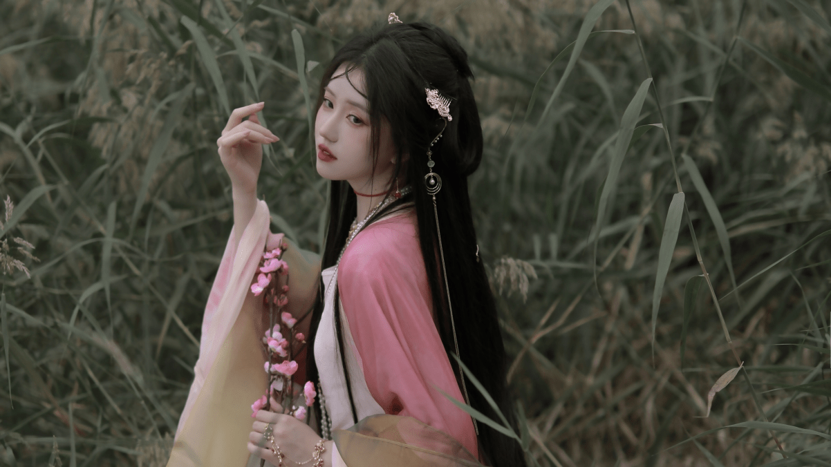 扎眼的白莲(秦雨瑶秦央阮软)是什么小说，名字《软软女配》后续无弹窗阅读